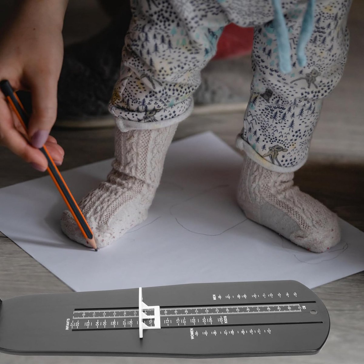 Shoe Size Meter - Foot Measuring Tool - Measuring Feet - Universal Measuring System - Child Shoe Size Meter - Shoe Measuring Tool - Measurement - Children and Adults - Find the Perfect Fit - Measurement Chart - Up to 31 cm - Shoe Size 19 - 48 - Black